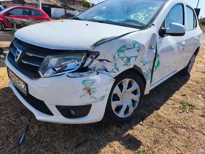 Dacia Logan (avariată)